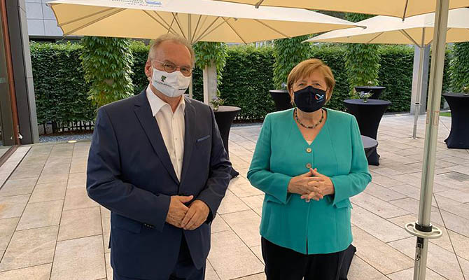 Меркель впервые с начала пандемии появилась на публике в маске