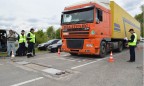 За сутки водителям грузовиков насчитали €12,7 тысяч штрафов за перегруз