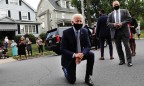 Байден преклонил колено в знак солидарности с американскими протестующими