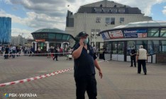 В Киеве возле вокзала нашли подозрительный чемодан, станцию метро закрыли