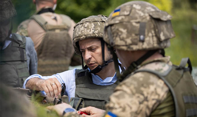 Зеленский наградил посмертно пятерых военных, погибших на Донбассе