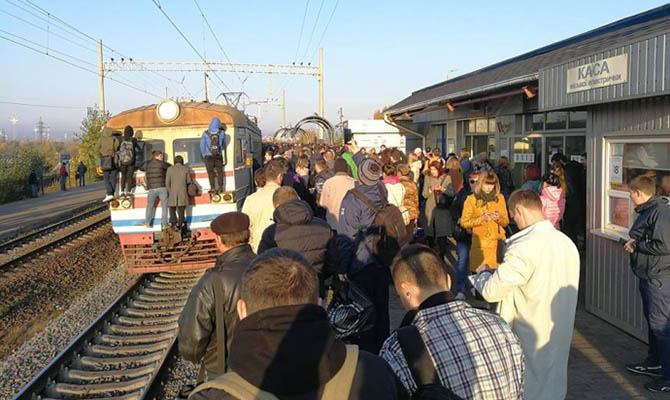 «Укрзализныця» вернет на юге и востоке страны еще 14 пригородных поездов
