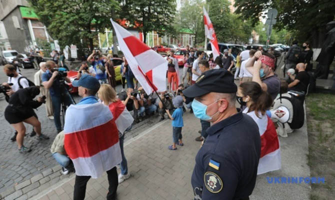 Под посольством Беларуси в Украине произошла потасовка, есть задержанные