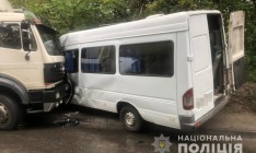 В Днепре столкнулись грузовик и маршрутка, девять пострадавших