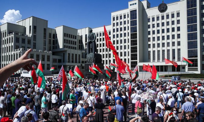 Лукашенко пришел на митинг своих сторонников в Минске