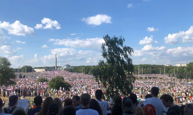 Сотни тысяч человек пришли в Минске на акцию оппозиции