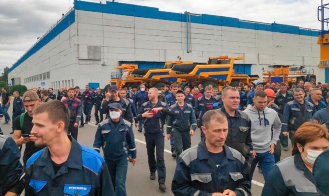 ОМОН разогнал людей у проходной Минского транспортного завода