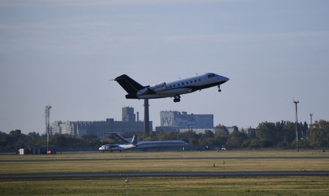 Самолет с Навальным вылетел в Германию