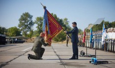 Зеленский вручил боевые знамена командирам воинских частей