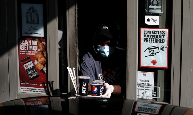 KFC из-за падемии отказалась от слогана «Пальчики оближешь»