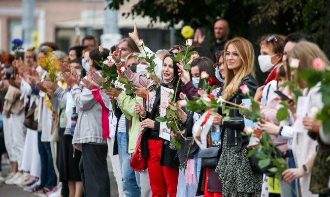 В Минске несколько тысяч женщин вышли на акцию протеста