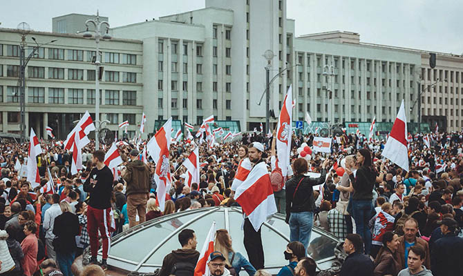 СМИ оценили число протестующих в Минске в 100 тысяч человек