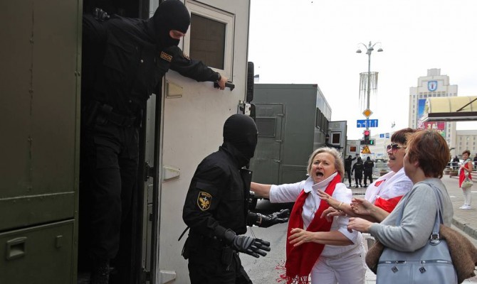 В Беларуси на акциях протеста в воскресенье задержали более 240 человек