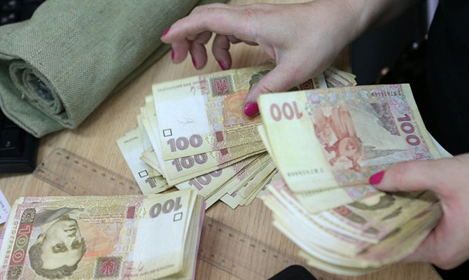 Около 5,6 млн работоспособных украинцев не платят налоги