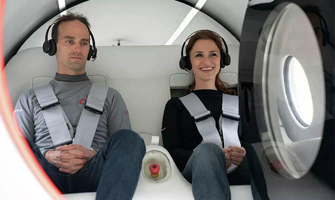 Первые пассажиры проехались в вакуумном поезде Hyperloop