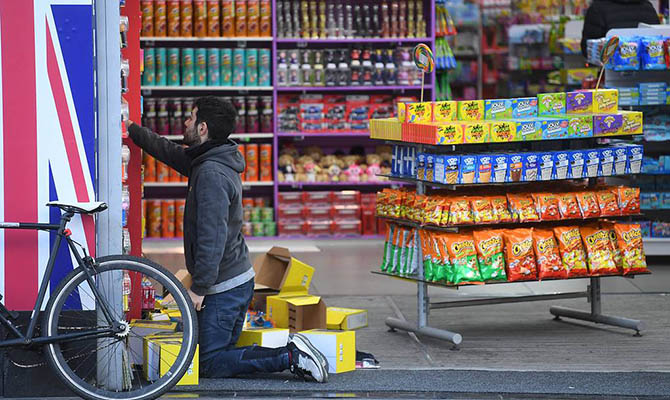 Власти Британии рекомендовали магазинам сделать запасы продуктов