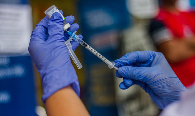 В США сделали первую прививку от коронавируса