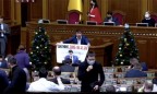 «Наркоман не может бороться с наркоманией»: на трибуну Рады повесили плакат с призывом к отставке Артема Сытника