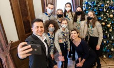 Президенту с супругой передали Вифлеемский огонь