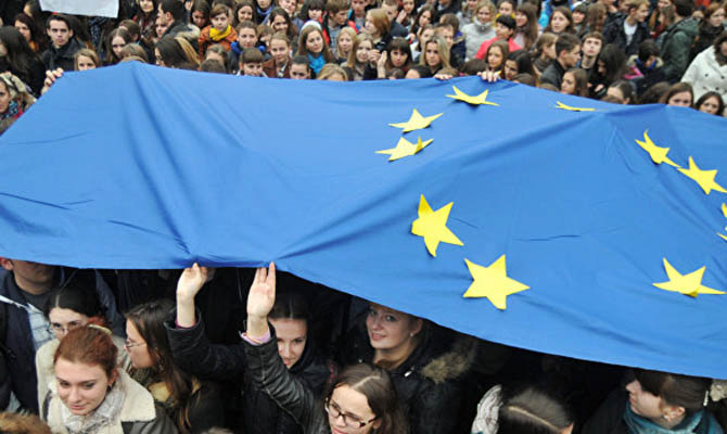 Около половины граждан поддерживают вступление Украины в ЕС и НАТО