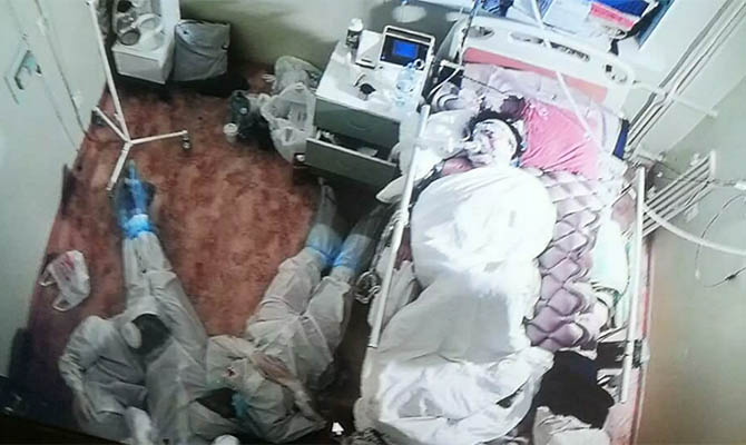 В РФ выложили фото врачей, спящих на полу возле пациента с COVID-19