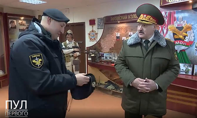 В Минске омоновцы вручили Лукашенко черный берет «за особые заслуги»