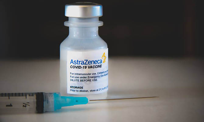 Первую COVID-вакцину от AstraZeneca получил 82-летний британец