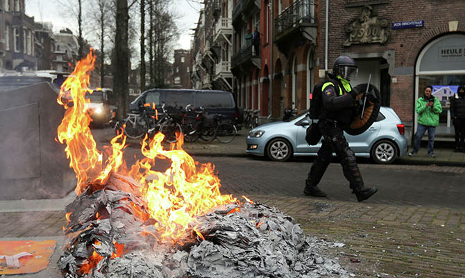 В Нидерландах не отменят комендантский час несмотря на беспорядки