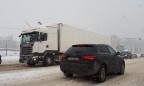 На трассе Киев-Одесса из-за непогоды образовалась огромная пробка из сотни грузовиков
