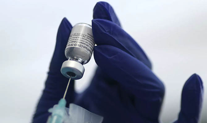 Украина начнет прививки вакциной Pfizer