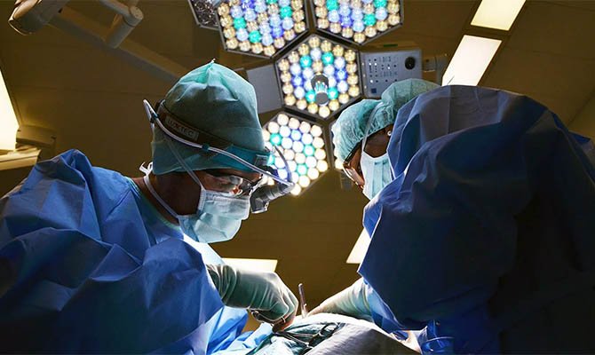 Хирурги в США впервые успешно пересадили лицо и обе руки
