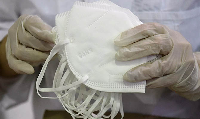 Главный инфекционист США не исключил, что носить маски придется и в следующем году