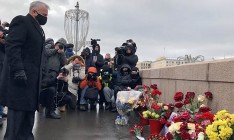 Послы западных стран возложили цветы к месту убийства Немцова