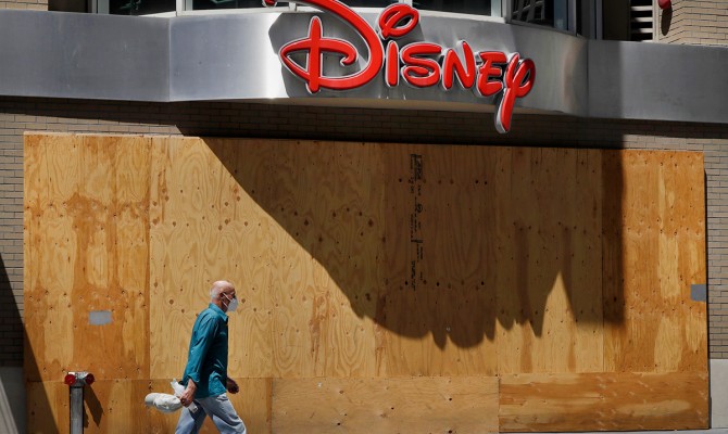 The Walt Disney закрывает десятки розничных магазинов