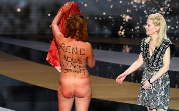 Актриса разделась на вручении премии «Сезар» в знак протеста