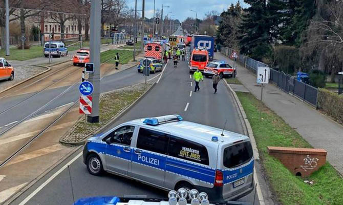 В немецком Лейпциге два человека погибли в результате наезда машины на людей на остановке