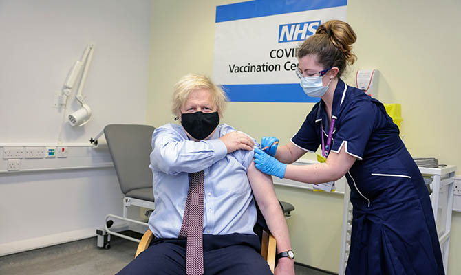 В Великобритании сделали прививки от COVID-19 половине взрослого населения