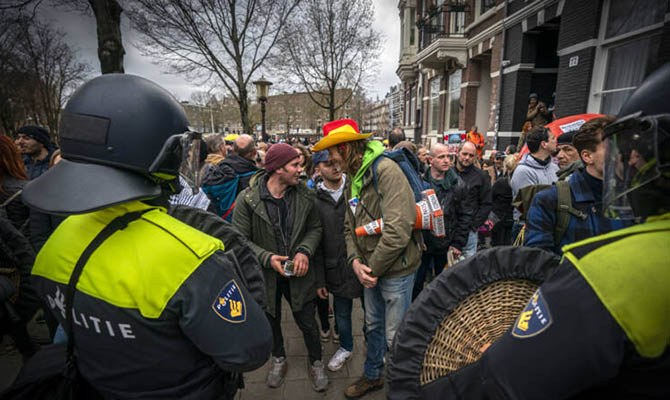Полиция Амстердама вновь применила водометы для разгона демонстрации