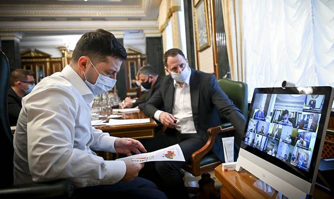 У Зеленского обещают платить тем, кому станет плохо после прививки от коронавируса