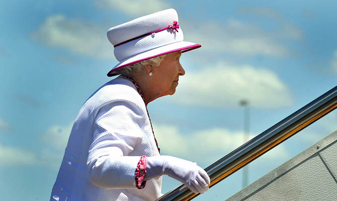 Королева Елизавета II в десятый раз стала прабабушкой