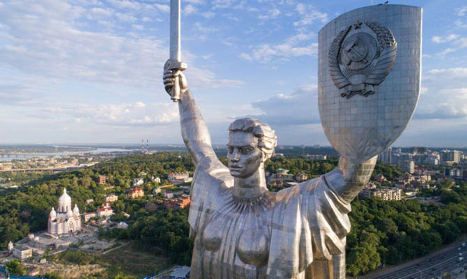 Чтобы демонтировать советский герб с монумента «Родина-мать» нужен год и решение правительства