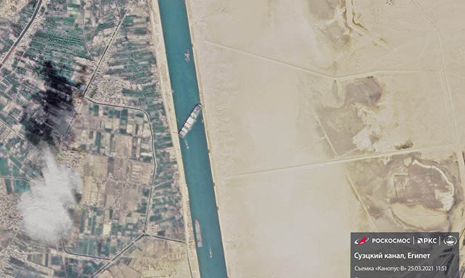 Россияне показали снятое из космоса фото севшего на мель в Суэцком канале контейнеровоза