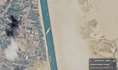 Россияне показали снятое из космоса фото севшего на мель в Суэцком канале контейнеровоза