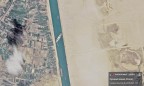 Россияне показали снятое из космоса фото севшего на мель в Суэцком канале контейнеровоза