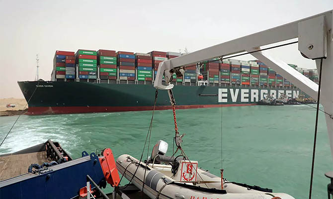 Египет подсчитал ежедневные убытки из-за блокировки Суэцкого канала