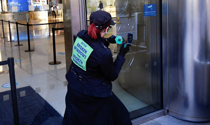 Экоактивисты в Лондоне разбили окна банка Barclays