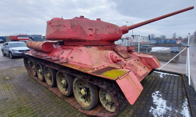 Житель Чехии добровольно сдал властям розовый танк Т-34