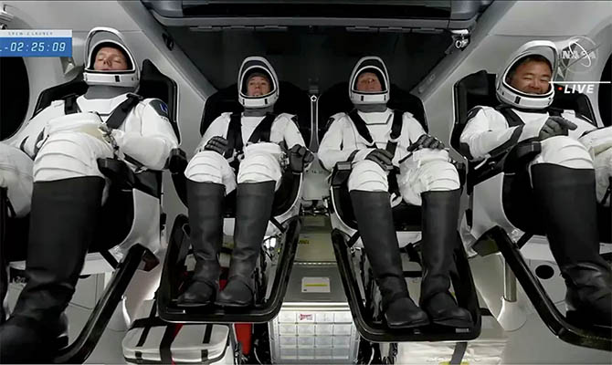 Ракета с экипажем корабля Crew Dragon стартовала к МКС