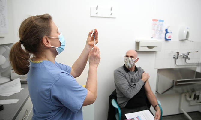 В 9 регионах Украины за вчера не сделали ни одной прививки от COVID-19