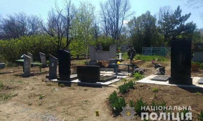 В Донецкой области местный житель погиб от взрыва во время уборки на кладбище